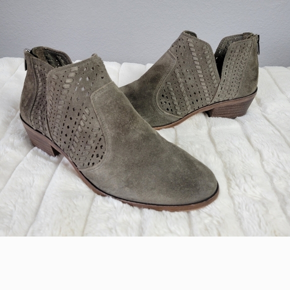 🇺🇦 New Vince Camuto Taupe Suede Ankle Booties Size 8.5 - Picture 1 of 8